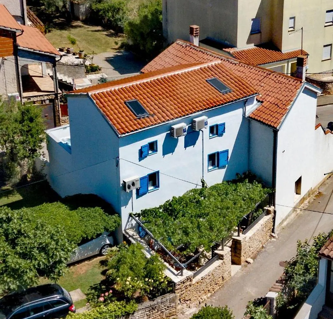 Holiday House Domen Medulin 0*,